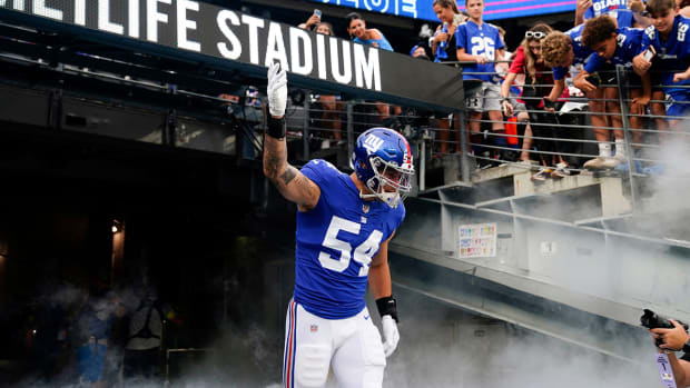 New York Giants linebacker Blake Martinez (54) runs onto the field for a preseason game at MetLife Stadium on August 21, 2022